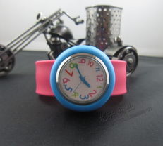 潮流与实用兼备 特价促销日韩时尚拍拍圈儿童硅胶手表，点亮创意童年
